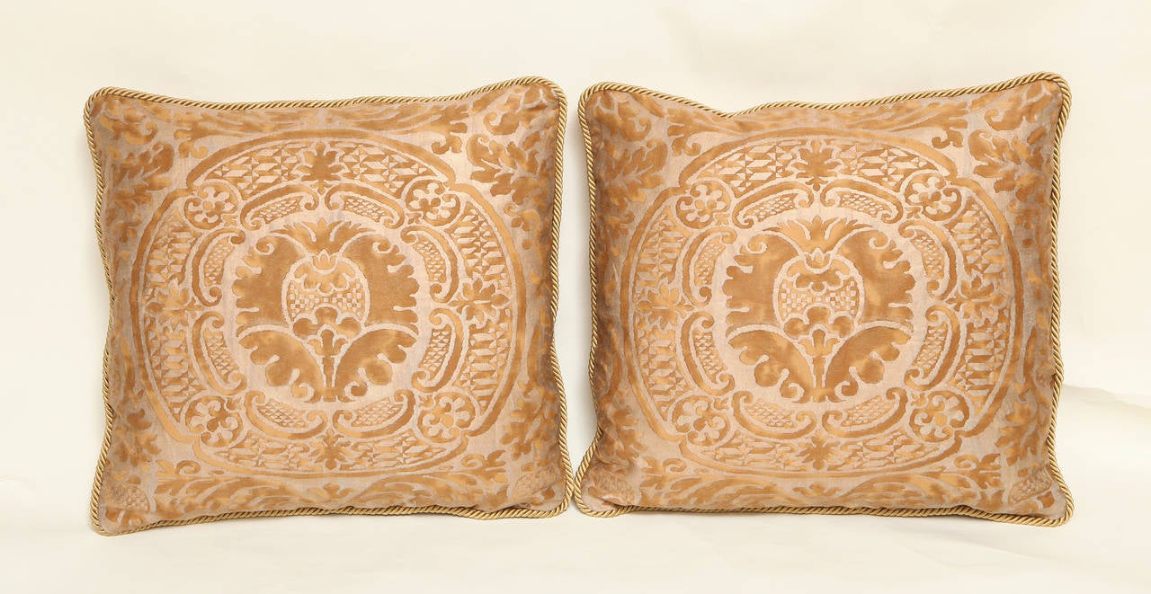 Pair of Rectangular Vintage Fortuny Fabric Cushions In Excellent Condition In New York, NY