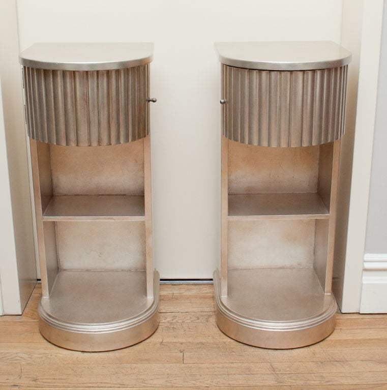 A Pair of American Art Deco Bedside Tables by Kittinger In Excellent Condition In New York, NY