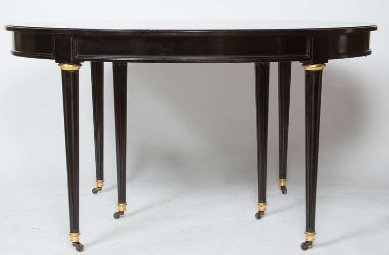 A French Louis XVI-style Ebonized Dining Table In Excellent Condition In New York, NY