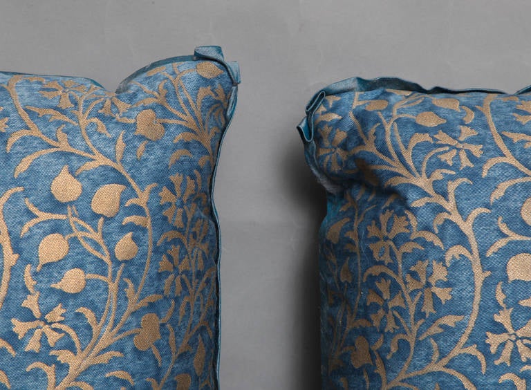 A Pair of Fortuny Fabric Cushions in the Granada Pattern In Excellent Condition In New York, NY