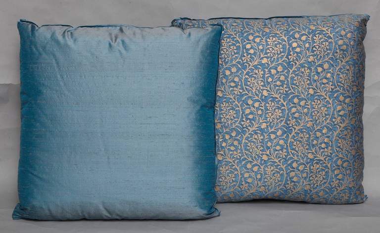 Contemporary A Pair of Fortuny Fabric Cushions in the Granada Pattern