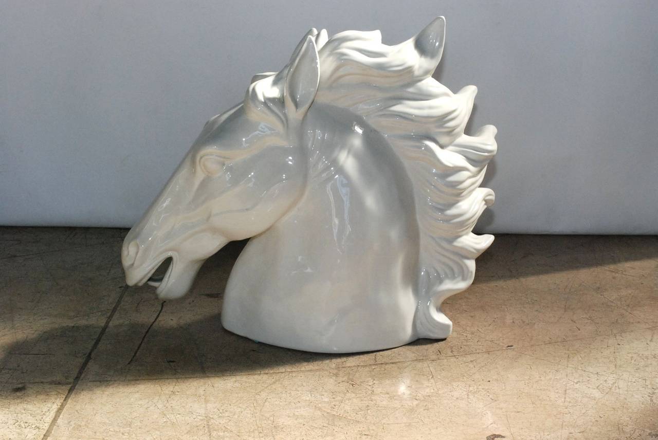 Hollywood-Regency-Skulptur eines italienischen Pferdekopfes (Glasiert)