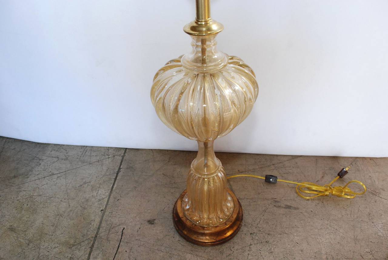 Single Gold Infused Mid-Century Murano Lamp In Good Condition In Cathedral City, CA