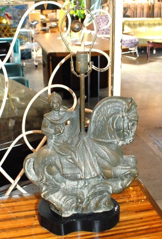 lampe de table originale des années 1950 en plâtre avec patine bronze et base en bois