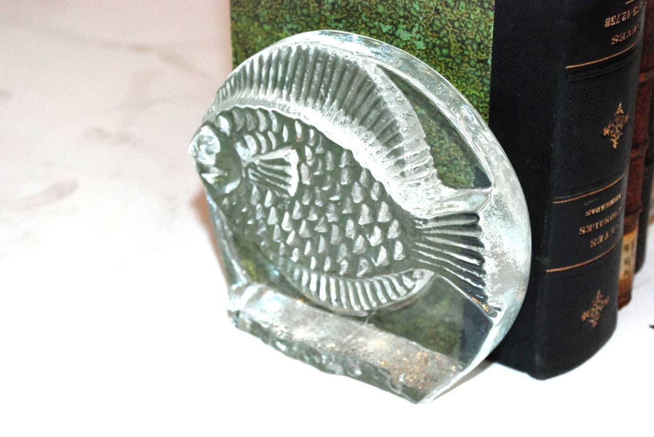 Américain Serre-livres poisson en verre Blenko du milieu du siècle dernier en vente