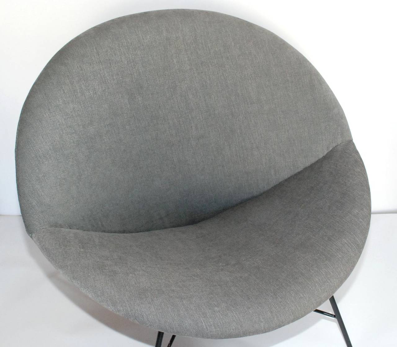 Une merveilleuse paire de fauteuils de style midcentury. Nouvellement tapissé d'un tissu chenille gris.