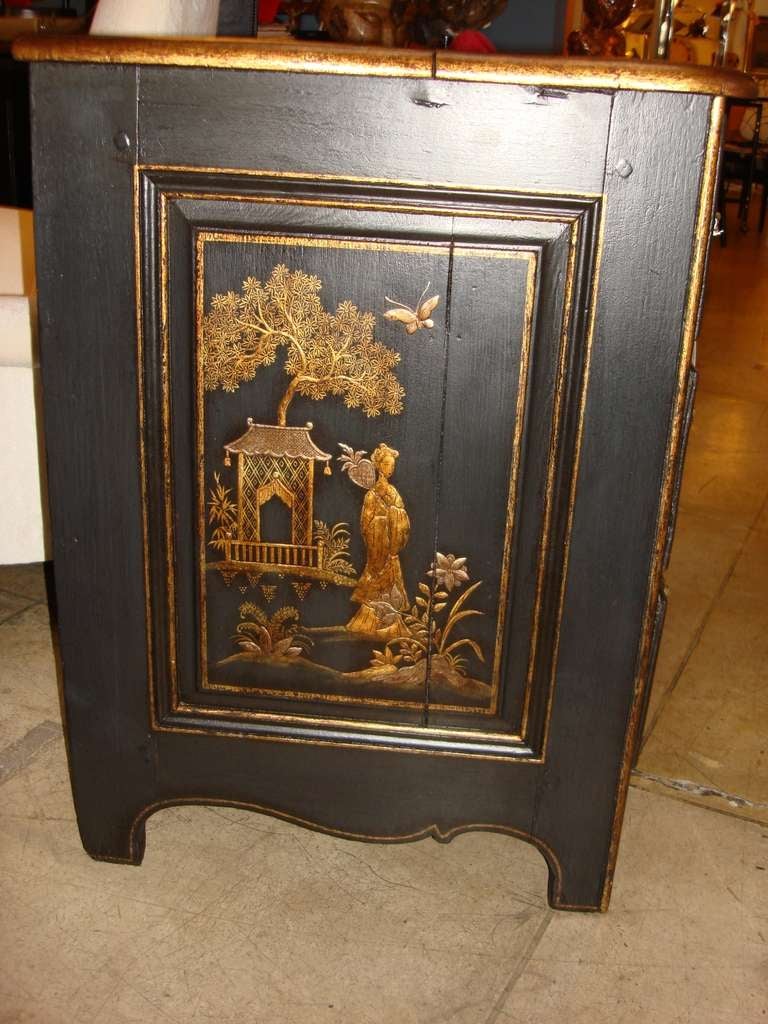 French 18th Century Chinoiserie Commode For Sale 4
