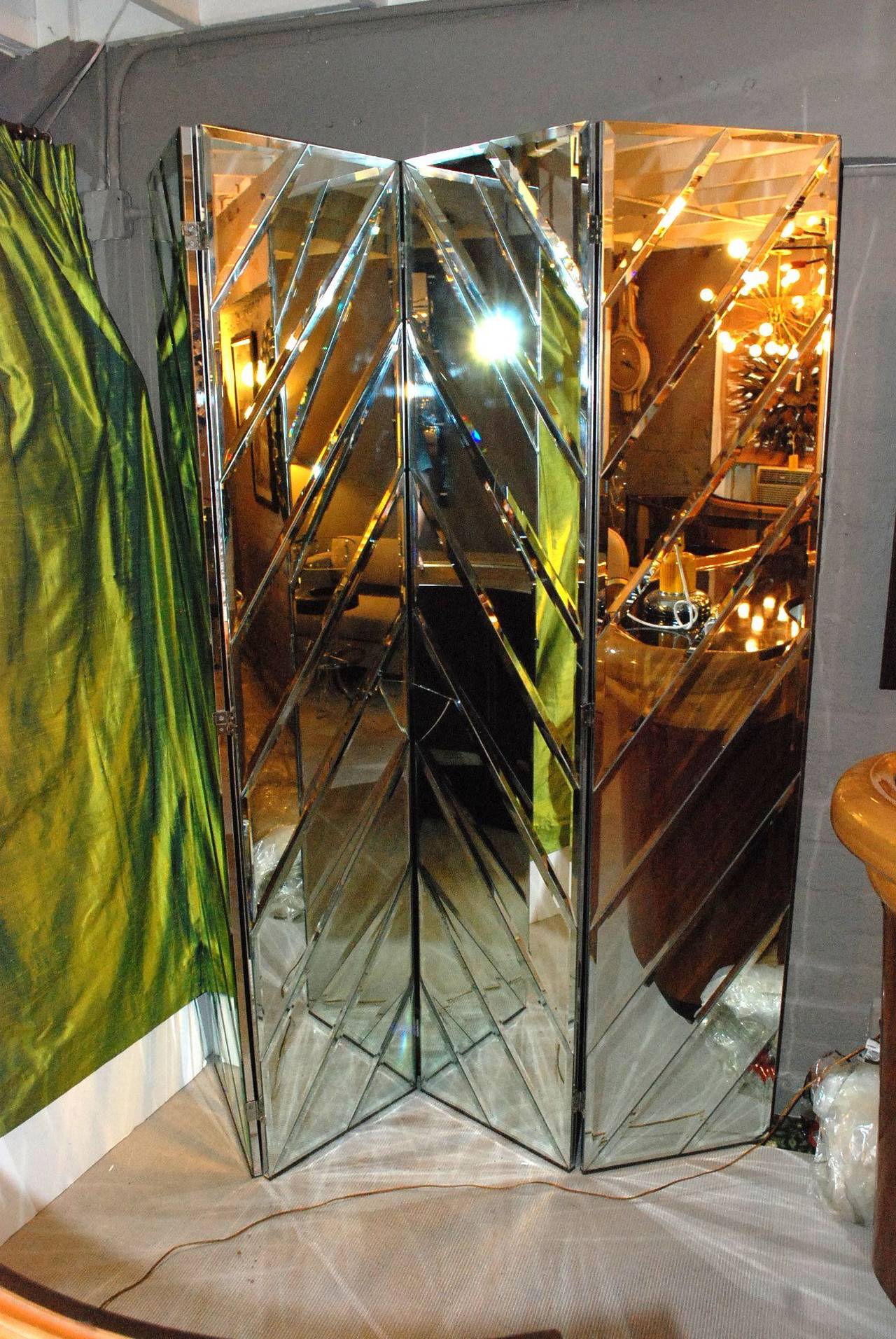 Elegant 1970s mirrored beveled edge folding screen.
Dimension of each panel is W 18