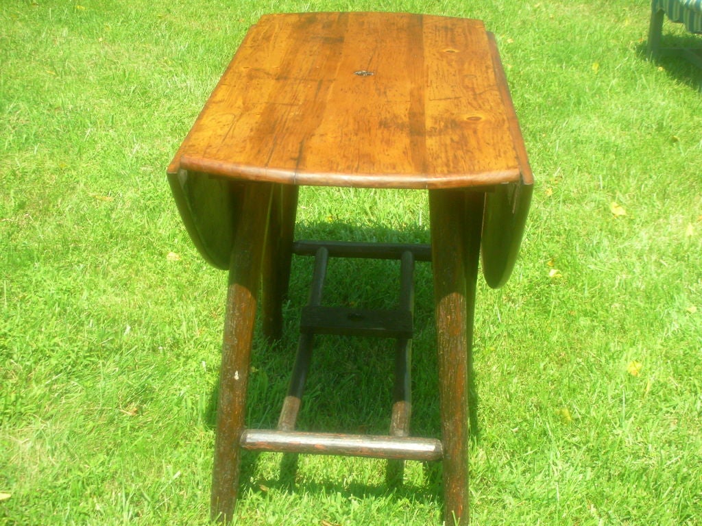 Adirondack/old Hickory /gate Leg Drop Leaf Table With Umbrella In Excellent Condition For Sale In Solebury, PA