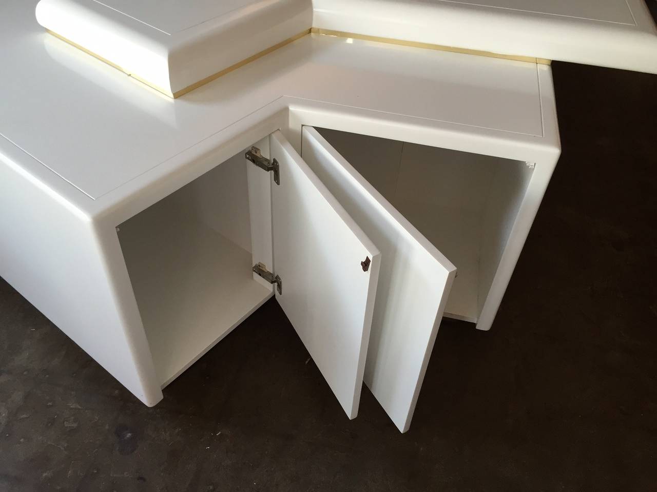 Stunning White Lacquered 1970s Desk 2