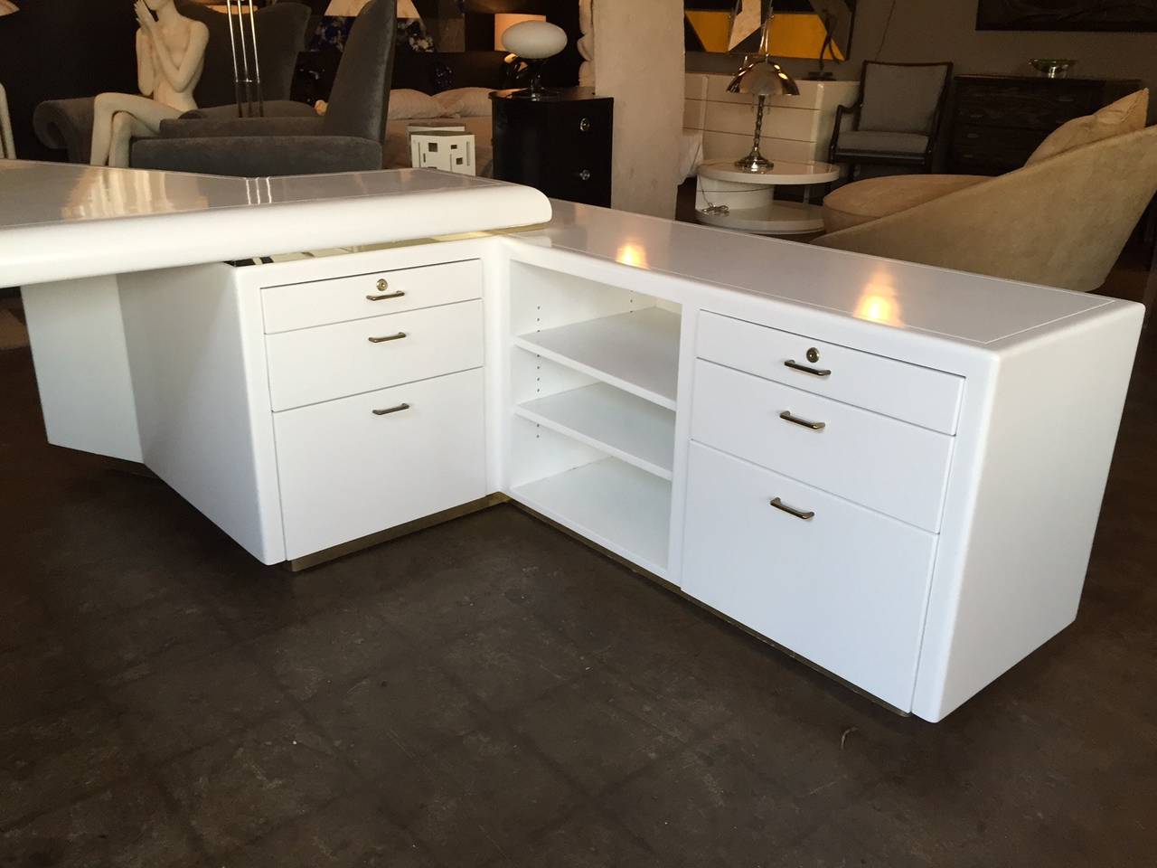 Stunning White Lacquered 1970s Desk In Excellent Condition In Pasadena, CA