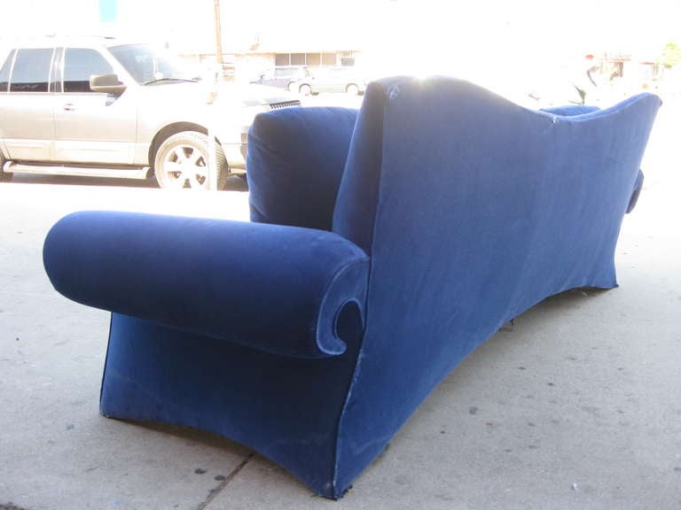 Auffallendes 1980er Sofa aus blauem Samt von Goodman Charlton (20. Jahrhundert)