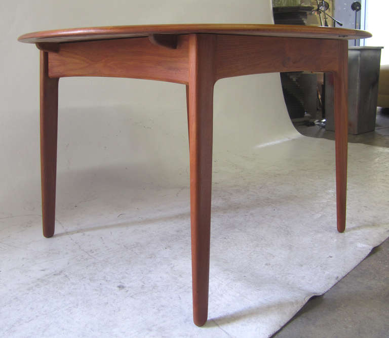 Danish Modern Extendable Dining Table In Excellent Condition In Pasadena, CA
