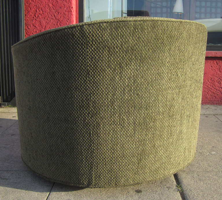 Tufted Swivel Chair by Milo Baughman In Excellent Condition In Pasadena, CA