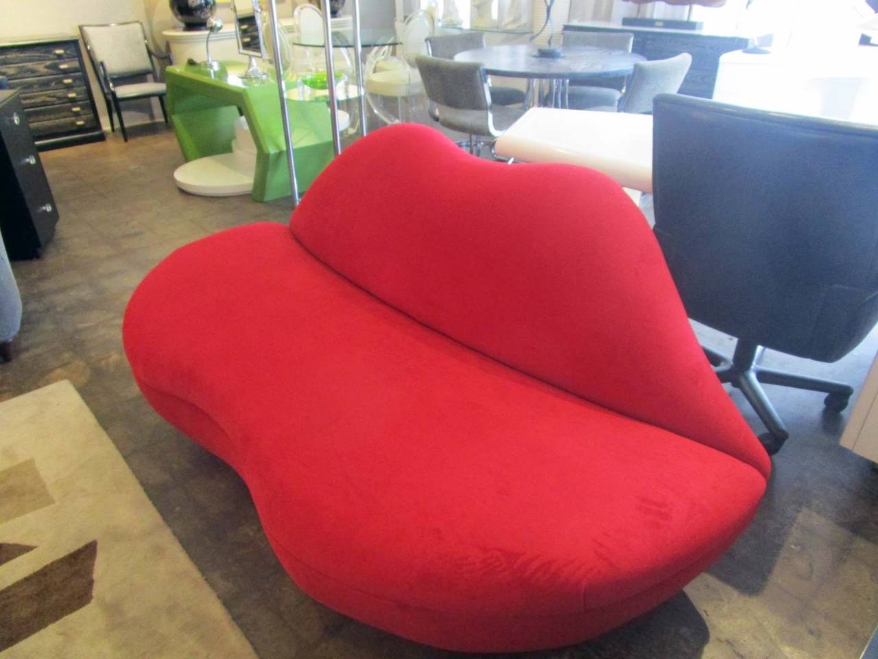 lip shaped chair