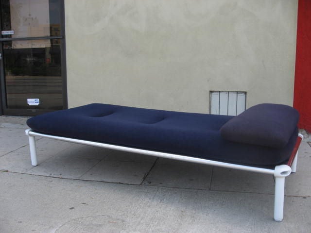Very comfortable daybed with a chromed metal frame and white lacquered metal legs. It's covered with the original Knoll fabric.