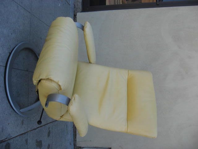 This recliner offers 4 different positions.
The circular base is silver powder coated and very stable.
The yellow cream leather is original and in excellent condition.
It is really comfortable to look at the TV or to sleep!