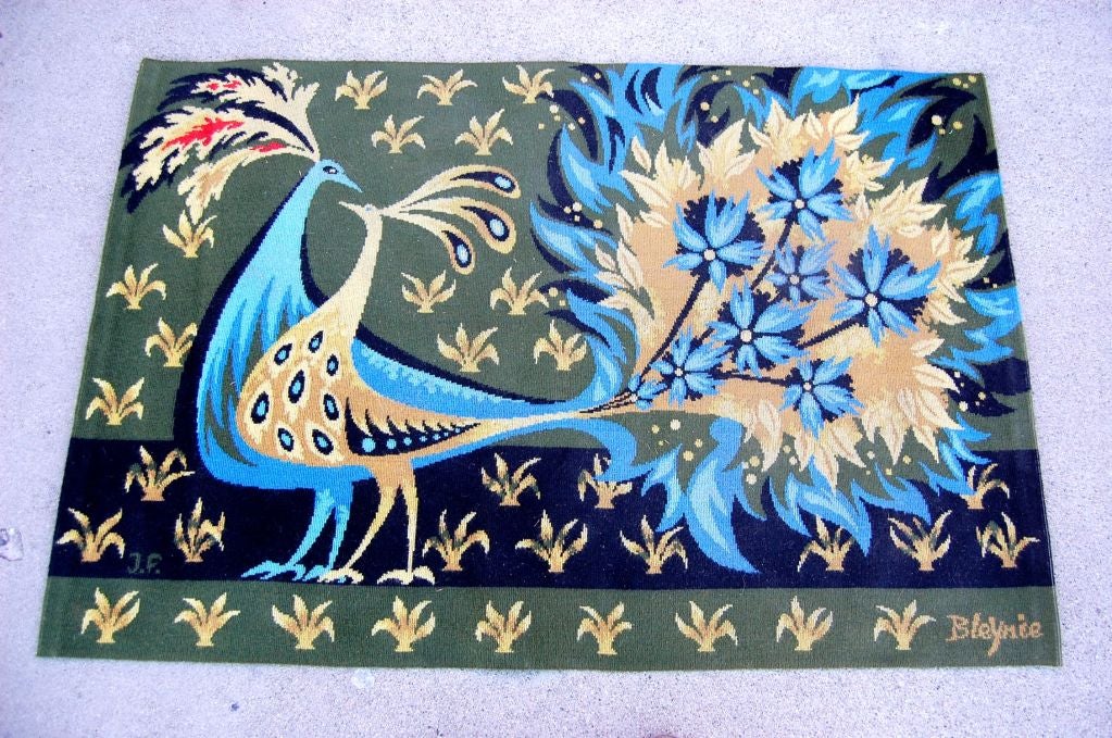 Tapisserie à motif stylisé d'oiseaux paons et de feuillages sur fond vert par Claude Bleynie J&D. Signée 