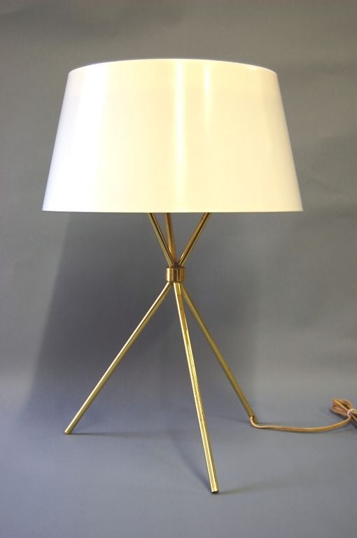 Rare tripod table lamp designed by T.H.Robsjohn-Gibbings for Hansen 1950s. A splendid table lamp with a well machined tripod base made of brass.  Very slick lighting design.