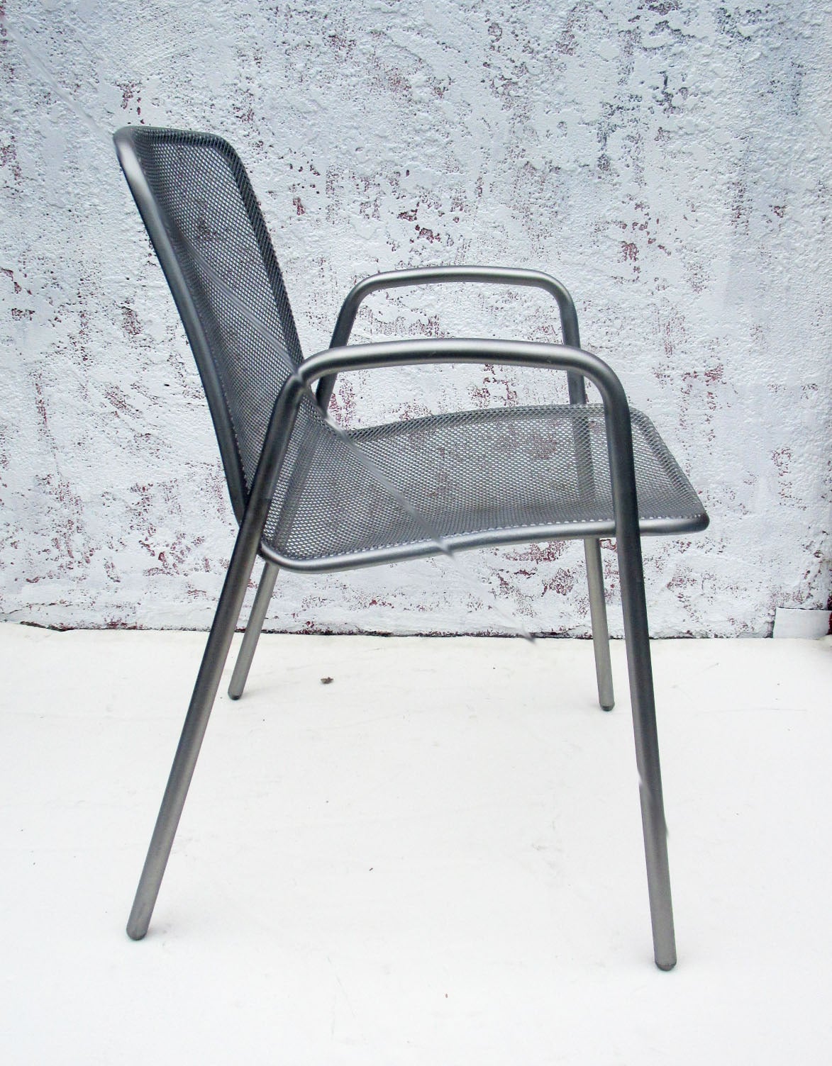 Set of Six Mesh Aluminum  Chairs In Excellent Condition In Pasadena, CA