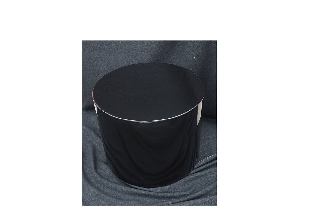 This monolith table has a black gloss finish and swivels which allow to show the different angles of a sculpture you would put on it.