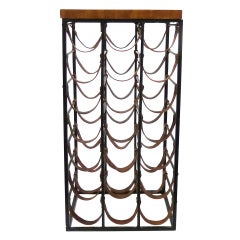 Porte-bouteilles en fer et cuir de style moderne du milieu du siècle dernier:: par Arthur Umanoff