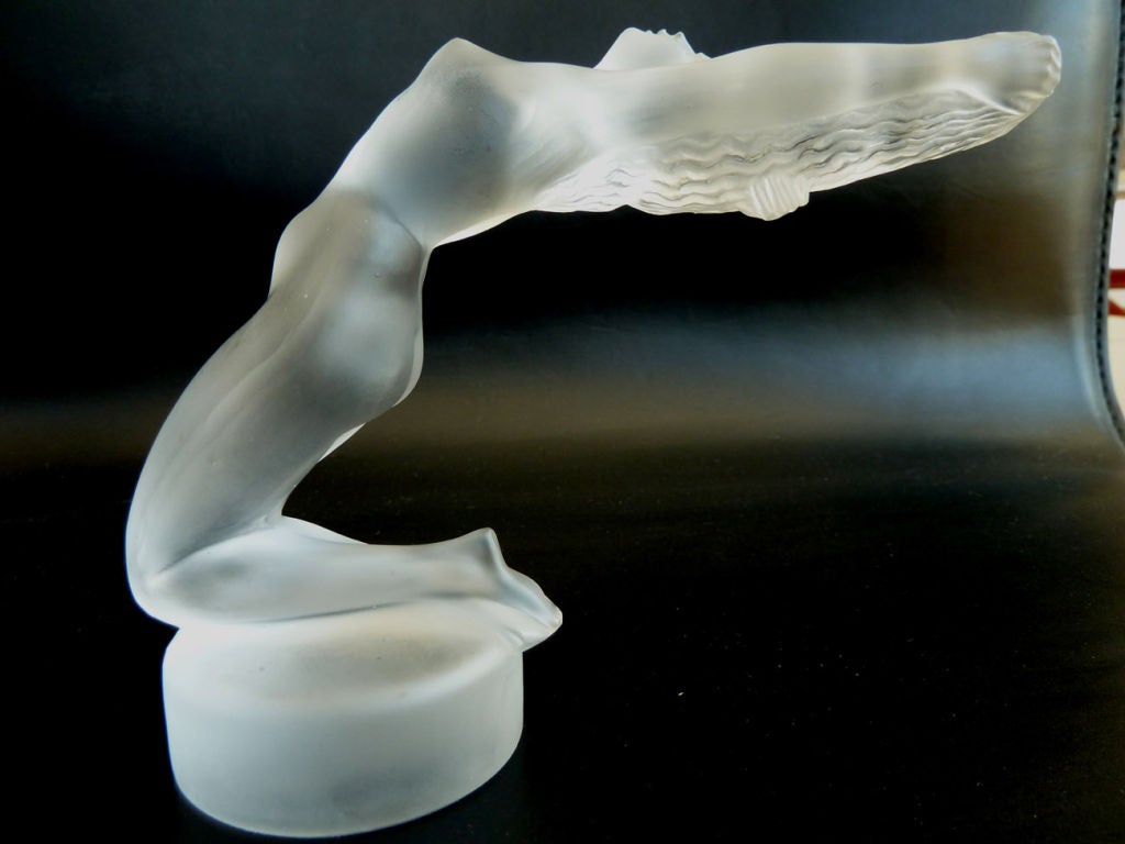 The statue depicts a graceful nude woman stretching back while holding her hair back.<br />
After the Chrysis mascot that Lalique made in 1931, he created smaller ones to be used as paperweight.