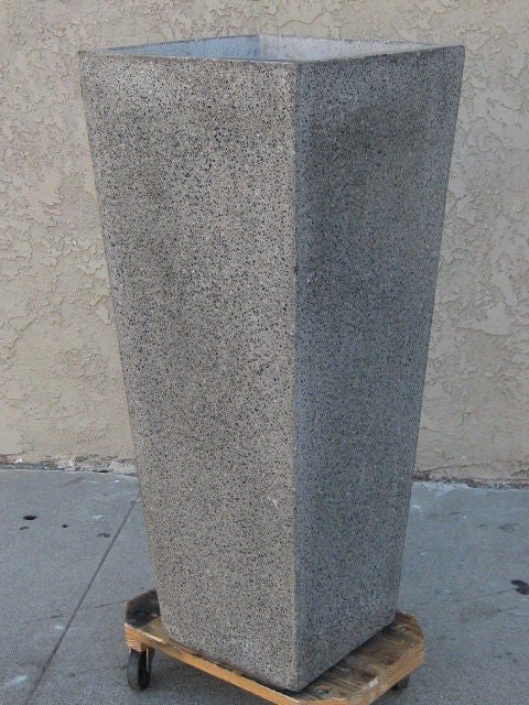 Un par de jardineras arquitectónicas Terazzo de 3 pies de altura