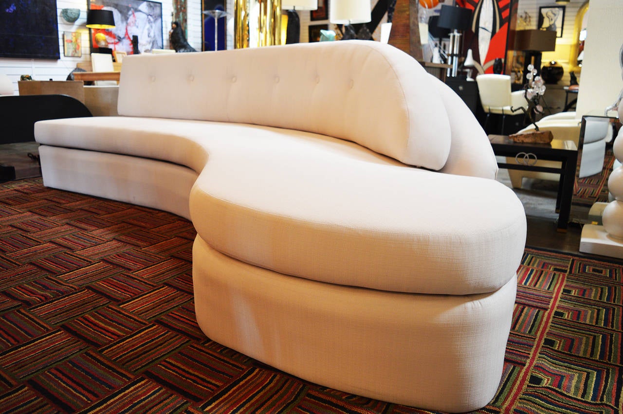 Sleek Shape White Fabric Sofa in the Style of Vladimir Kagan In Excellent Condition In Pasadena, CA