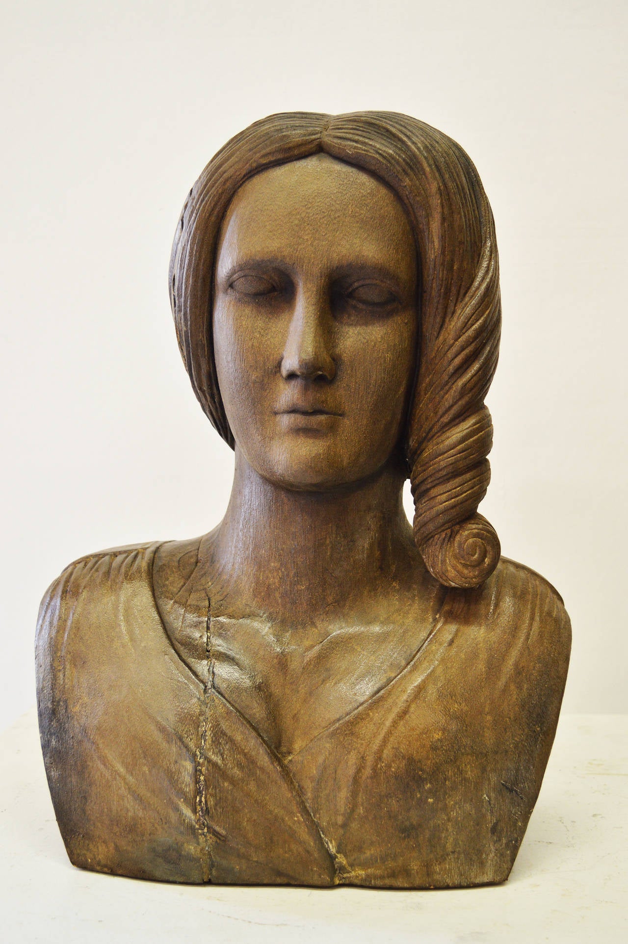 From this remarkably sculpted bust of a beautiful woman emanates a feeling of
fullness and peace.