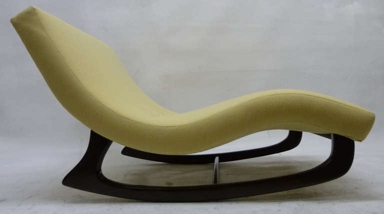 The undulating form of this mid-century modern rocking chaise longue by Adrian Pearsall rests on a sculptural teak base.