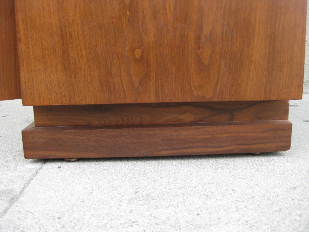 Mid-Century Walnut Nightstands by American of Martinsville, Pair In Excellent Condition In Pasadena, CA