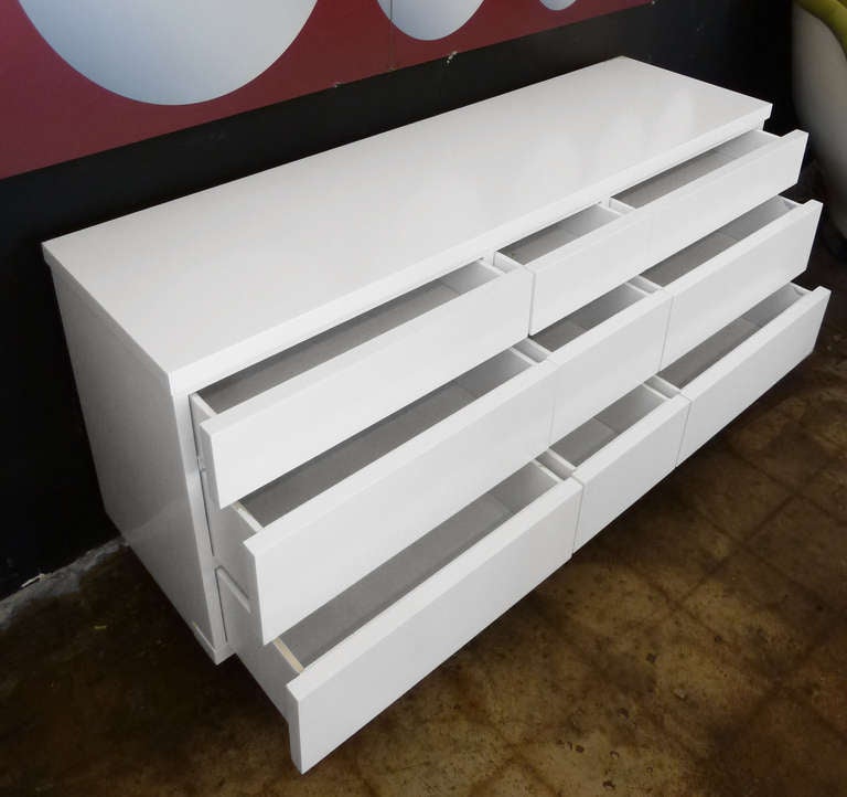 Mid-Century White Lacquer Nine Drawer Dresser by Bassett In Excellent Condition In Pasadena, CA