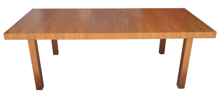 Mid-Century Modern Extendable Dining Table in Walnut In Excellent Condition In Pasadena, CA