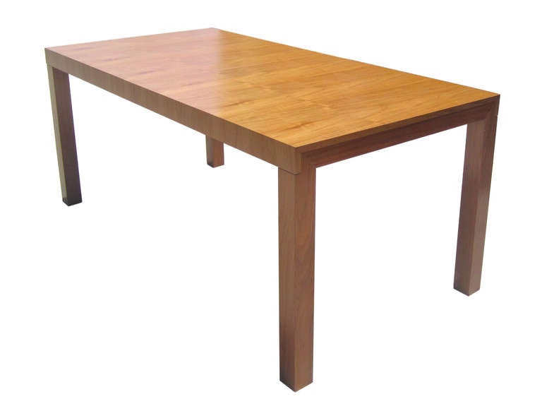 20th Century Mid-Century Modern Extendable Dining Table in Walnut