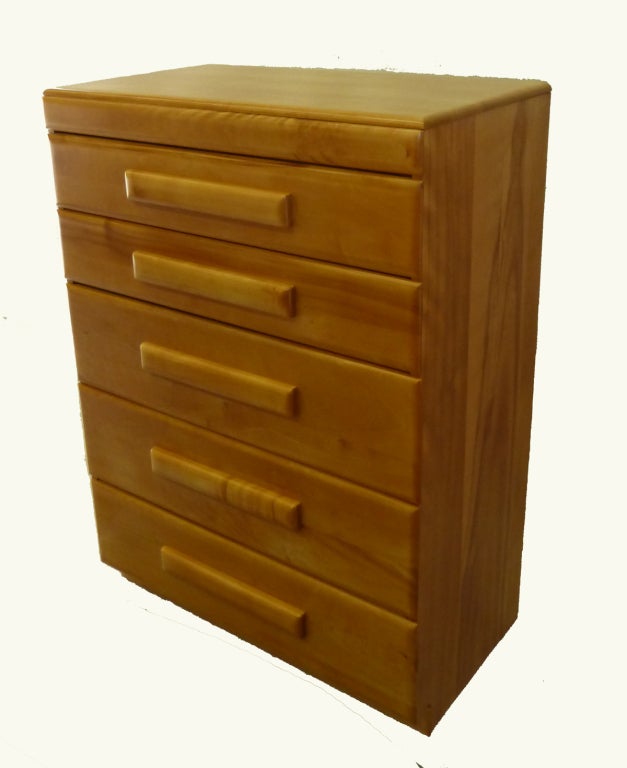 This tall boy is made of blond solid maple with large thick handles in the same wood.
It has been designed in 1936 for Conant Ball.
Two matching nightstands are available.