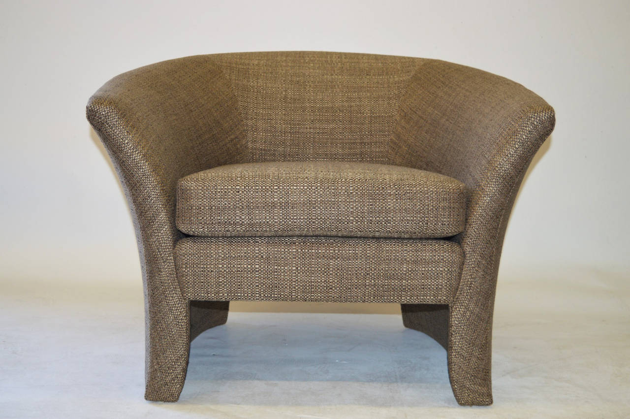 This pair of chairs have been re-upholstered in a tweed beige fabric.
Beautiful lines and excellent comfort.