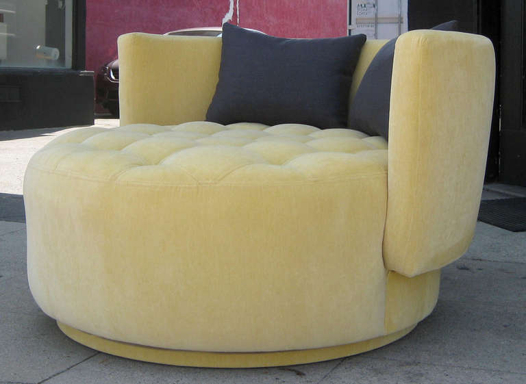 Mid-Century Modern Large-Scale Tufted Love Chair in Manner of Milo Baughman