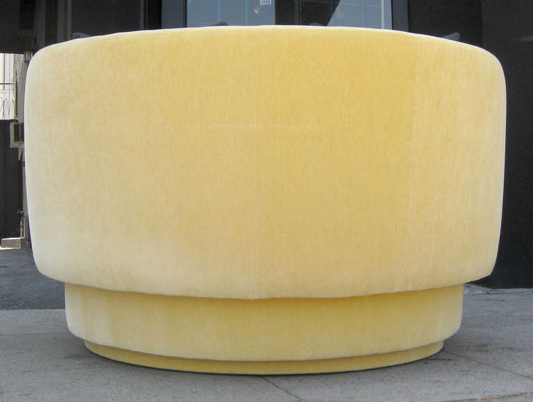 Large-Scale Tufted Love Chair in Manner of Milo Baughman In Excellent Condition In Pasadena, CA