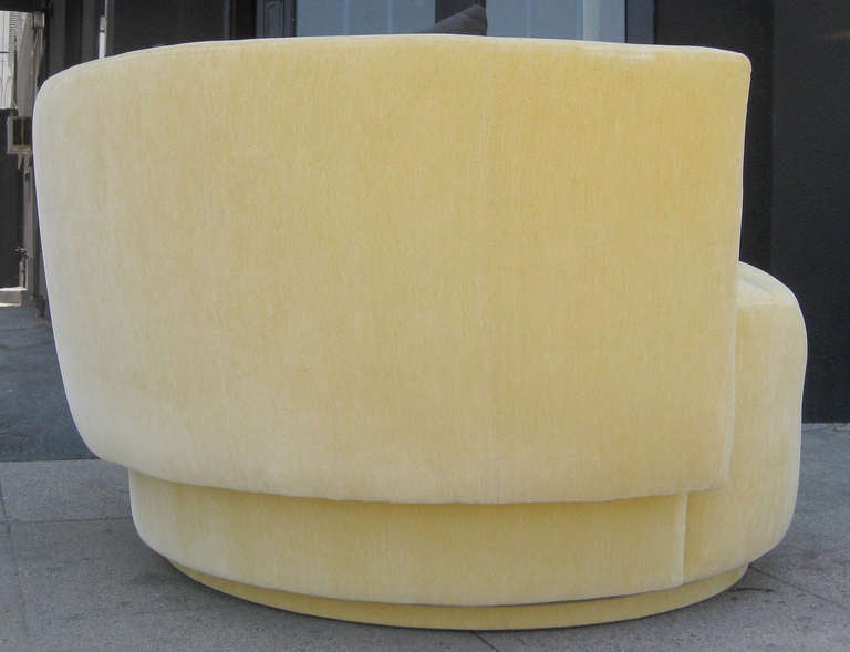 Mid-20th Century Large-Scale Tufted Love Chair in Manner of Milo Baughman