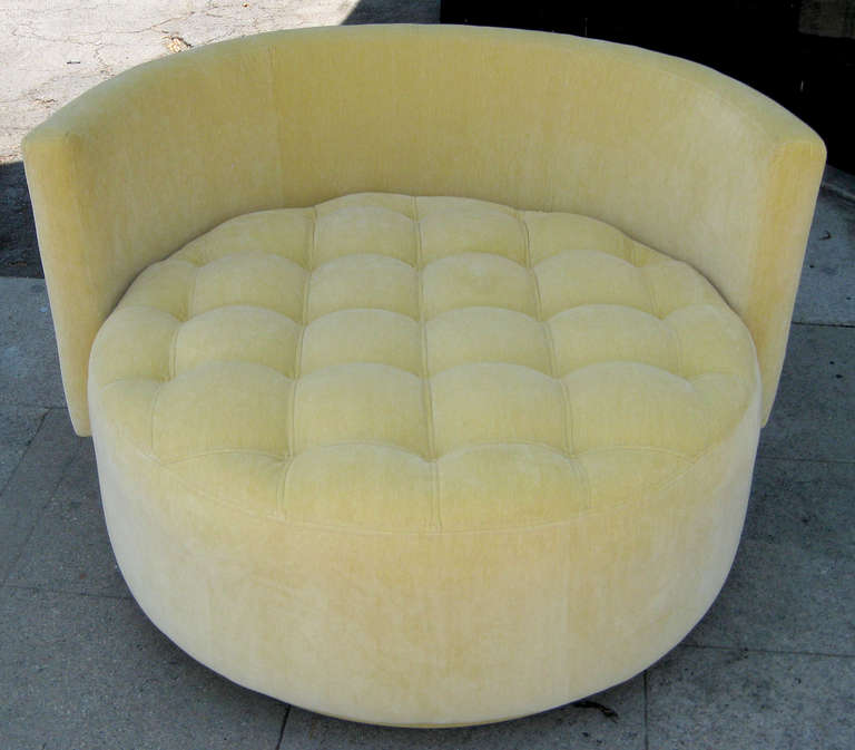 Large-Scale Tufted Love Chair in Manner of Milo Baughman 1