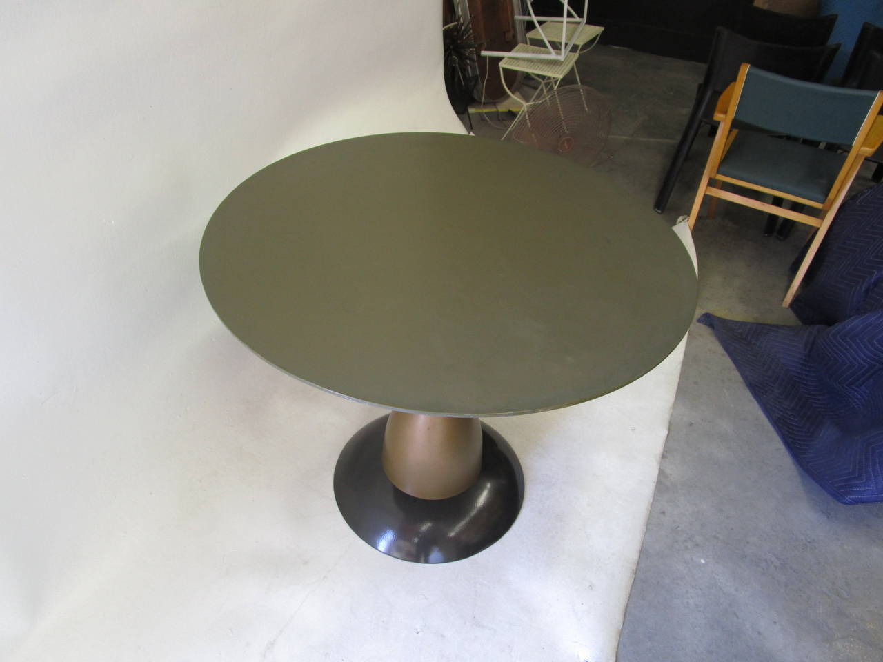 The table was designed in 1983 and has black enameled steel  pedestal made of 3 different parts.and a circular enameled steel top.