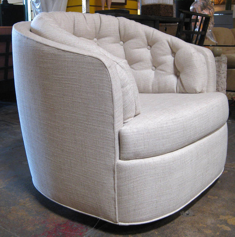 Pair of Tufted Swiveling Tub Chairs by Milo Baughman In Excellent Condition In Pasadena, CA
