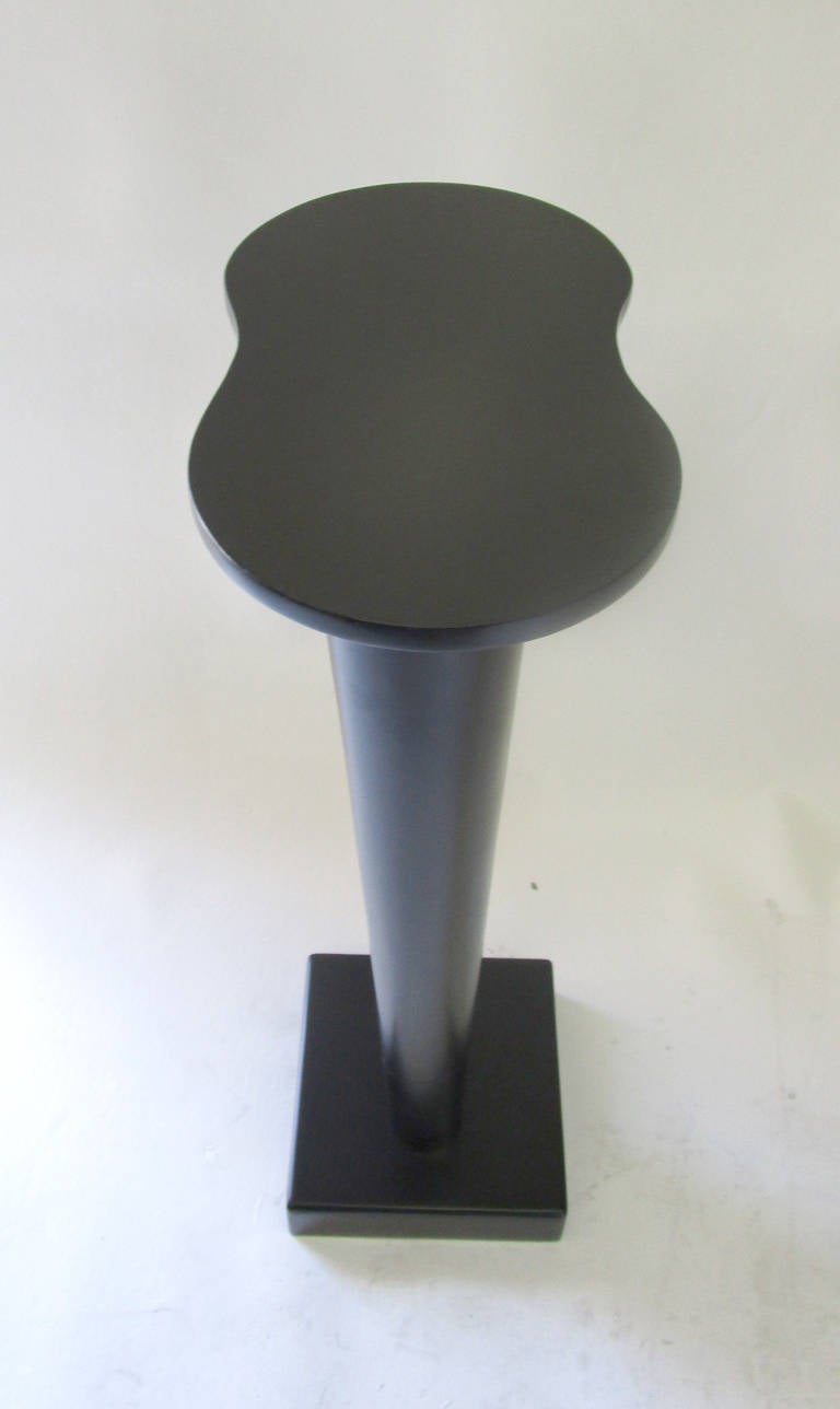 Free-Form Pedestal in Black Lacquer In Excellent Condition In Pasadena, CA