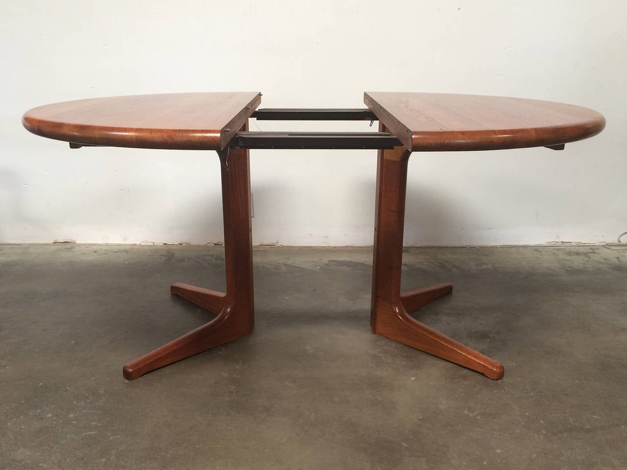 glostrup dining table
