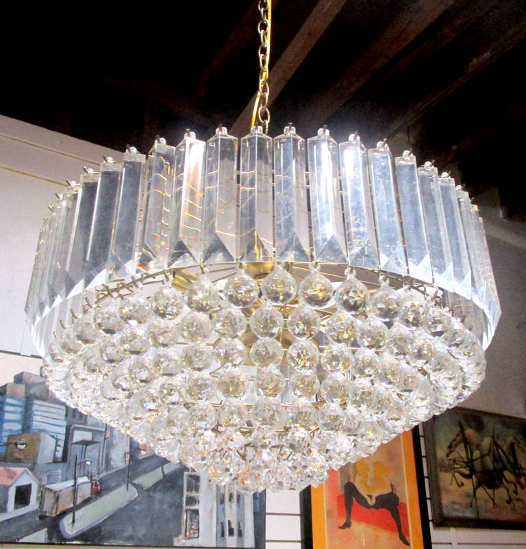 Dynamic Lucite Chandelier In Excellent Condition In Pasadena, CA