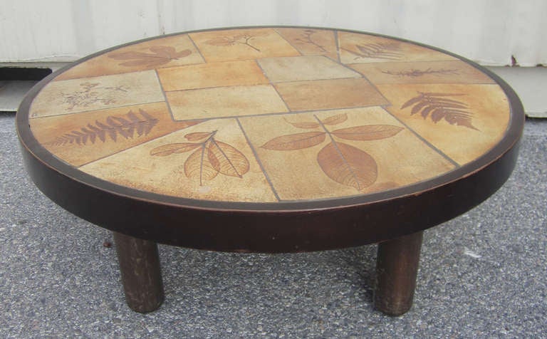 Cette table basse du milieu du siècle provenant de Vallauris:: dans le sud de la France:: présente des carreaux de céramique 