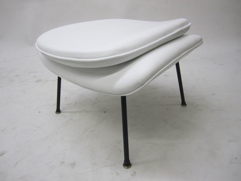 Womb Chair and Ottoman by Eero Saarinen for Knoll In Excellent Condition In Pasadena, CA