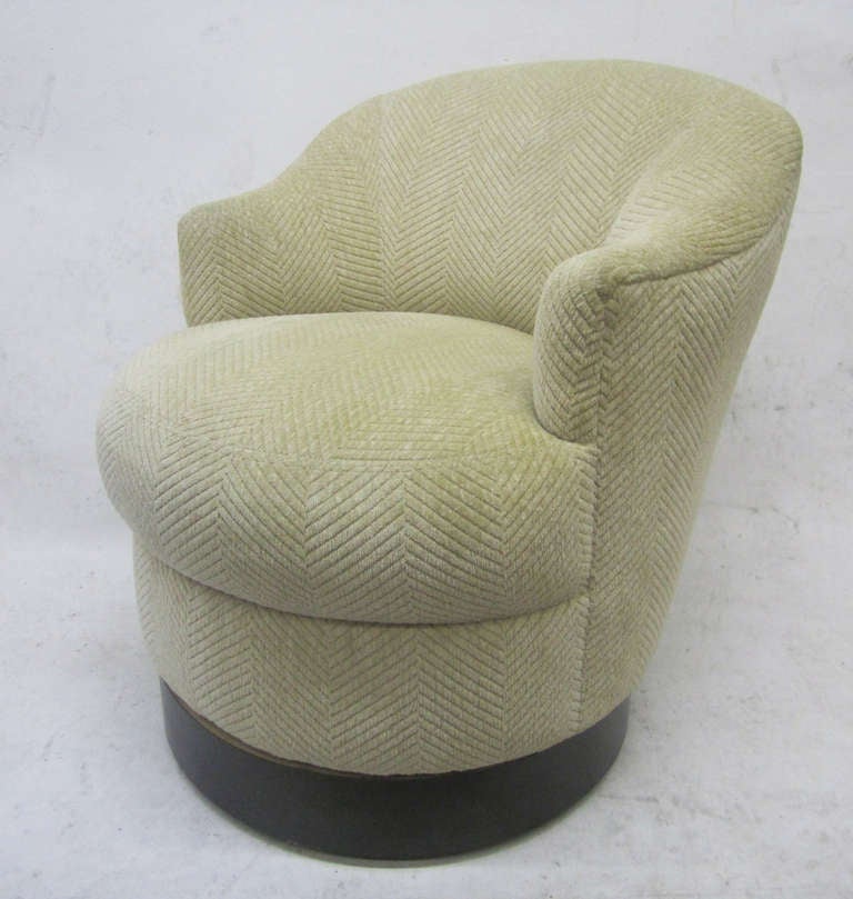 Single barrel design swivel chair by Karl Springer with its original fabric which is in excellent condition sitting on a gun finish metal base.
The seat height is 19
