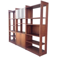 Moderner Wandschrank aus Nussbaumholz aus der Jahrhundertmitte